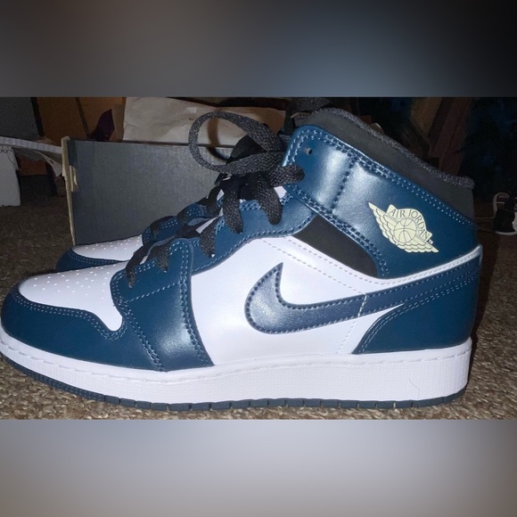 Air Jordan 1 MID (GS) Size- 6.5 - Picture 3 of 6